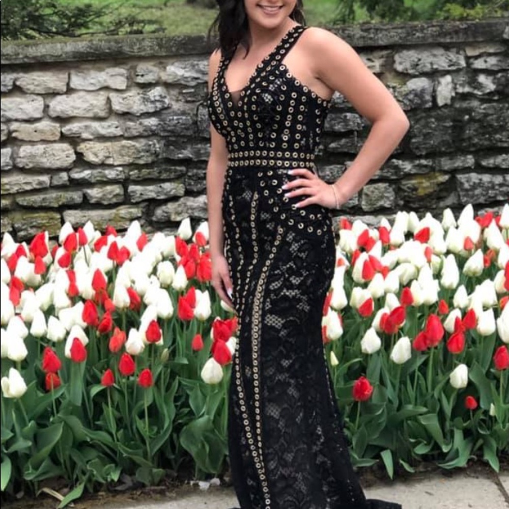Most Complimented prom dress I’ve ever worn 🖤💥
